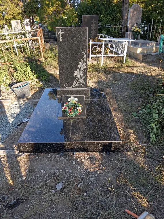Классический чёрный памятник с цветочной гравировкой и основанием