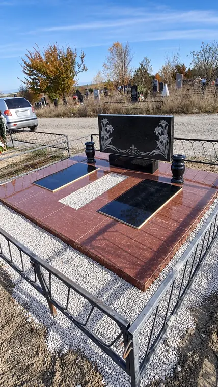 Семейный памятник с двумя цветниками и металлической оградой