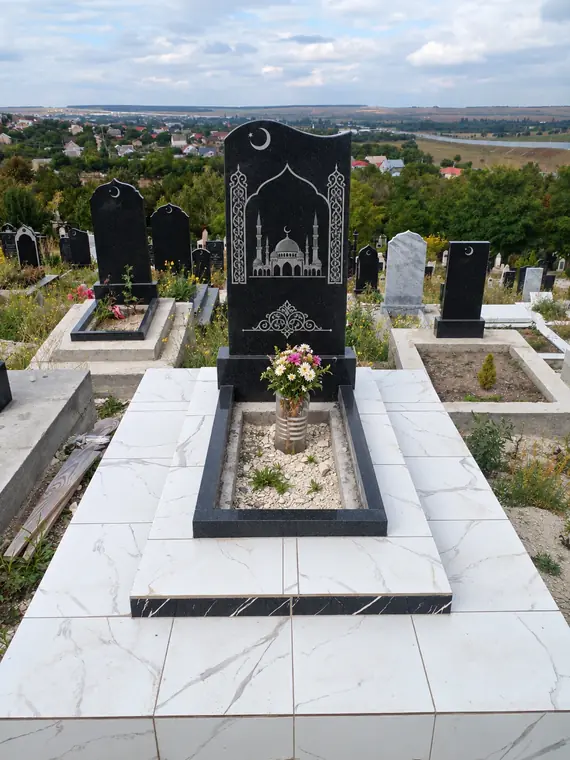 Мусульманский памятник с гравировкой мечети и благоустройством