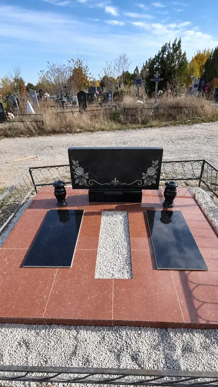 Двойной памятник с комбинированной плиточной площадкой в Крыму