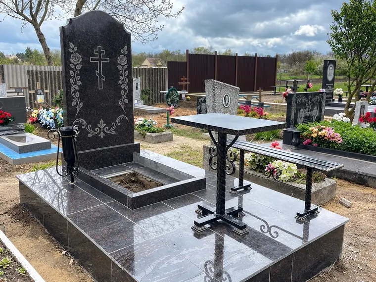Мемориальный комплекс с памятником, столом и лавкой — работа в Крыму