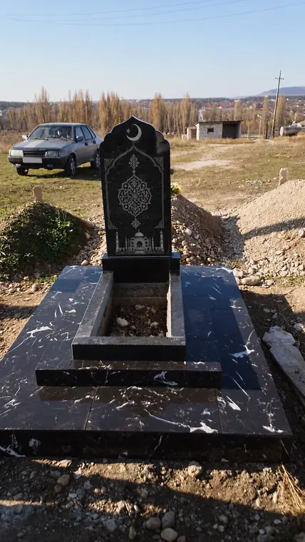 Классический памятник с закрытым цветником и декоративной гравировкой