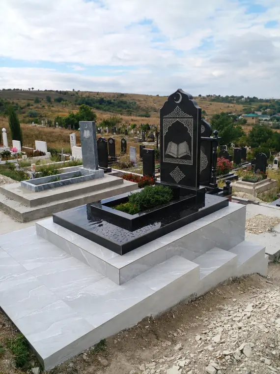 Мусульманский памятник с цветником на ступенчатой светлой площадке
