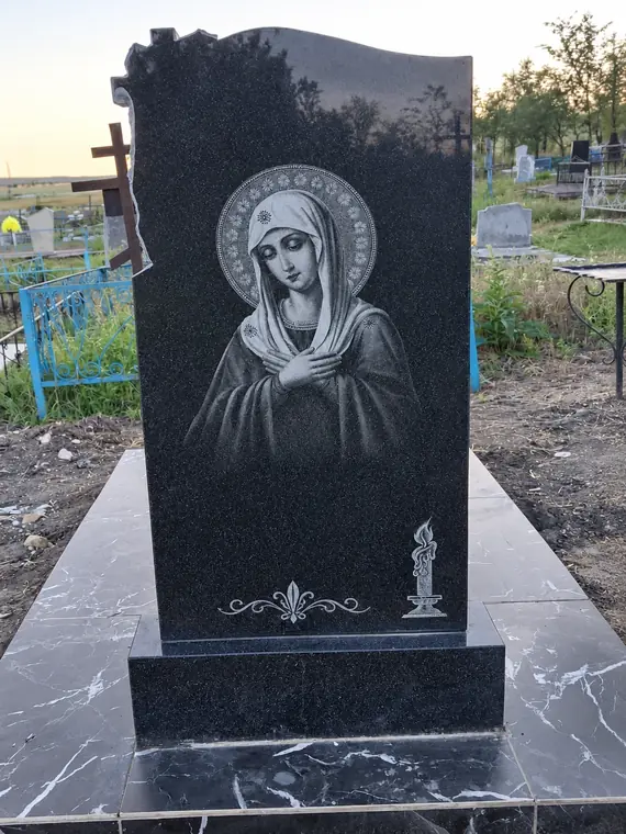 Памятник с детализированной художественной гравировкой — работа мастерской