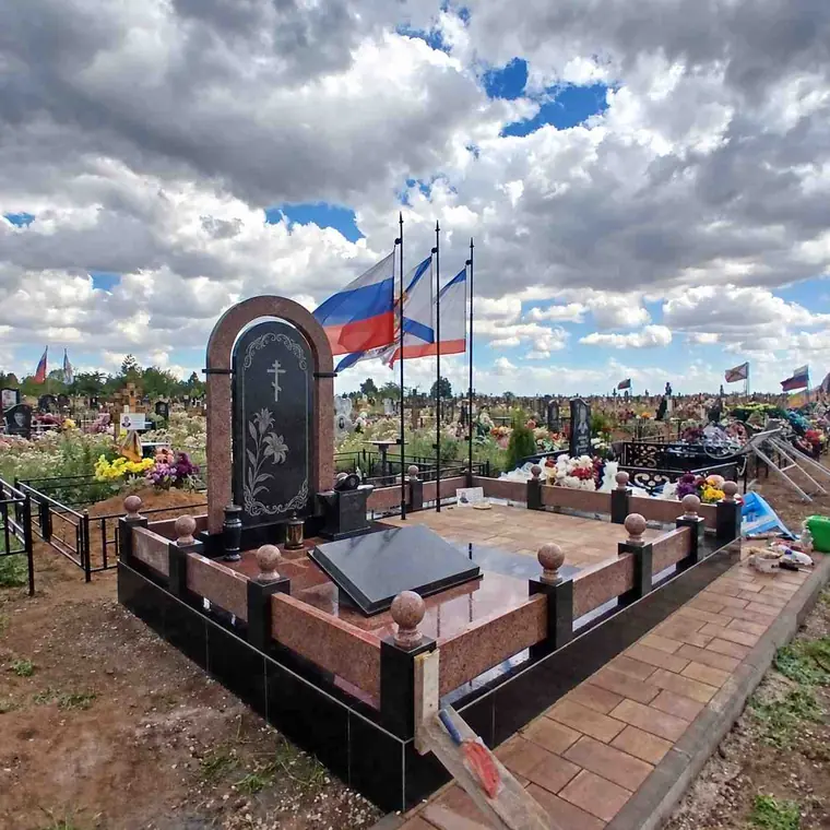 Мемориальный комплекс с центральной стелой и каменной оградой в Крыму